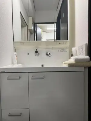 a white bathroom with a sink and a mirror at \u9e1f\u8d8a101\u6210\u7530\u7fbd\u7530\u673a\u573a\u76f4\u8fbe\u5e02\u4e2d\u5fc3\u4ea4\u901a\u65b9\u4fbf\u53ef\u6b65\u884c\u62b5\u8fbe\u79cb\u53f6\u539f in Tokyo