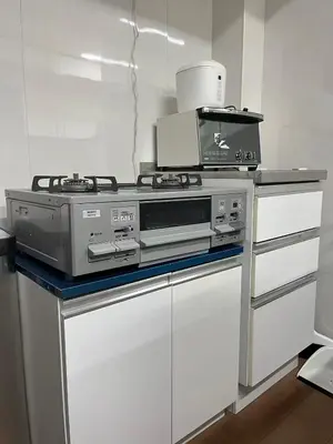 a kitchen with a stove and a microwave at \u9e1f\u8d8a101\u6210\u7530\u7fbd\u7530\u673a\u573a\u76f4\u8fbe\u5e02\u4e2d\u5fc3\u4ea4\u901a\u65b9\u4fbf\u53ef\u6b65\u884c\u62b5\u8fbe\u79cb\u53f6\u539f in Tokyo