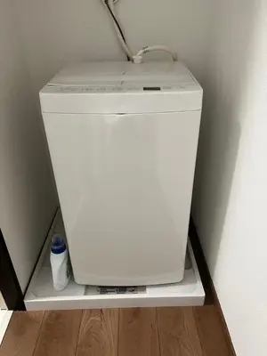 a white refrigerator sitting on a shelf in a room at \u9e1f\u8d8a101\u6210\u7530\u7fbd\u7530\u673a\u573a\u76f4\u8fbe\u5e02\u4e2d\u5fc3\u4ea4\u901a\u65b9\u4fbf\u53ef\u6b65\u884c\u62b5\u8fbe\u79cb\u53f6\u539f in Tokyo