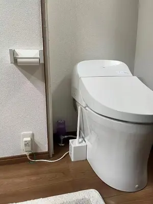 a bathroom with a white toilet in a room at \u9e1f\u8d8a101\u6210\u7530\u7fbd\u7530\u673a\u573a\u76f4\u8fbe\u5e02\u4e2d\u5fc3\u4ea4\u901a\u65b9\u4fbf\u53ef\u6b65\u884c\u62b5\u8fbe\u79cb\u53f6\u539f in Tokyo