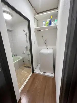 a bathroom with a shower and a toilet and a tub at \u9e1f\u8d8a101\u6210\u7530\u7fbd\u7530\u673a\u573a\u76f4\u8fbe\u5e02\u4e2d\u5fc3\u4ea4\u901a\u65b9\u4fbf\u53ef\u6b65\u884c\u62b5\u8fbe\u79cb\u53f6\u539f in Tokyo