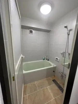 a bathroom with a green tub and a shower at \u9e1f\u8d8a101\u6210\u7530\u7fbd\u7530\u673a\u573a\u76f4\u8fbe\u5e02\u4e2d\u5fc3\u4ea4\u901a\u65b9\u4fbf\u53ef\u6b65\u884c\u62b5\u8fbe\u79cb\u53f6\u539f in Tokyo