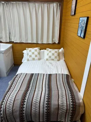 a bed in a small room with a window at \u9e1f\u8d8a102\u6210\u7530\u7fbd\u7530\u673a\u573a\u76f4\u8fbe\u6b65\u884c8\u5206\u949f\u53ef\u62b5\u8fbe\u6c11\u5bbf\u4f4d\u7f6e\u4f18\u8d8a in Tokyo