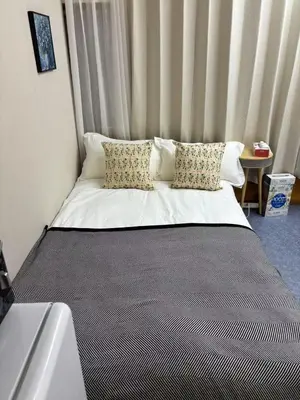 a bed in a small room with at \u9e1f\u8d8a102\u6210\u7530\u7fbd\u7530\u673a\u573a\u76f4\u8fbe\u6b65\u884c8\u5206\u949f\u53ef\u62b5\u8fbe\u6c11\u5bbf\u4f4d\u7f6e\u4f18\u8d8a in Tokyo