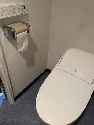 a bathroom with a toilet with a roll of toilet paper at \u9e1f\u8d8a102\u6210\u7530\u7fbd\u7530\u673a\u573a\u76f4\u8fbe\u6b65\u884c8\u5206\u949f\u53ef\u62b5\u8fbe\u6c11\u5bbf\u4f4d\u7f6e\u4f18\u8d8a in Tokyo