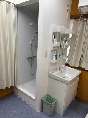 a bathroom with a shower and a sink and a mirror at \u9e1f\u8d8a102\u6210\u7530\u7fbd\u7530\u673a\u573a\u76f4\u8fbe\u6b65\u884c8\u5206\u949f\u53ef\u62b5\u8fbe\u6c11\u5bbf\u4f4d\u7f6e\u4f18\u8d8a in Tokyo
