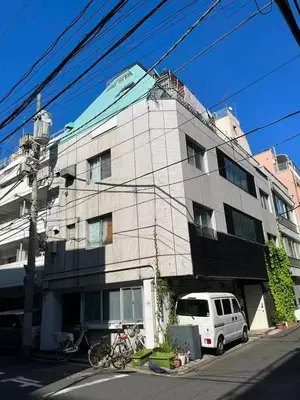 a white van parked in front of a building at \u9e1f\u8d8a102\u6210\u7530\u7fbd\u7530\u673a\u573a\u76f4\u8fbe\u6b65\u884c8\u5206\u949f\u53ef\u62b5\u8fbe\u6c11\u5bbf\u4f4d\u7f6e\u4f18\u8d8a in Tokyo