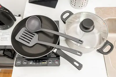 a frying pan with a spatula and a strainer at \u83ca\u5ddd\u99c5\u5f92\u6b69\u516d\u5206 Zaito Kiku House in Tokyo