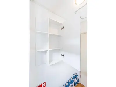 a room with white shelves on the wall at \u83ca\u5ddd\u99c5\u5f92\u6b69\u516d\u5206 Zaito Kiku House in Tokyo