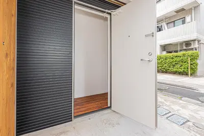 a pivot door in a house with black and white at \u83ca\u5ddd\u99c5\u5f92\u6b69\u516d\u5206 Zaito Kiku House in Tokyo