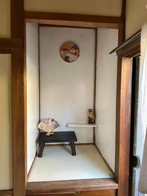 a room with a bench and a shelf on a wall at \u6d45\u8349 \u30b9\u30ab\u30a4\u30c4\u30ea\u30fc\u570f10\u5206 \u4ea4\u901a\u81f3\u4fbf \u6d45\u8349\u5bfa\u89b3\u5149 \u53cc\u9b5a\u306e\u5bbf \u6771\u5411\u5cf65 in Tokyo