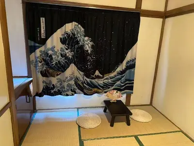 a room with a painting of the great wave at \u6d45\u8349 \u30b9\u30ab\u30a4\u30c4\u30ea\u30fc\u570f10\u5206 \u4ea4\u901a\u81f3\u4fbf \u6d45\u8349\u5bfa\u89b3\u5149 \u53cc\u9b5a\u306e\u5bbf \u6771\u5411\u5cf65 in Tokyo
