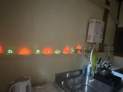 a kitchen sink with christmas lights on a shelf at \u6d45\u8349 \u30b9\u30ab\u30a4\u30c4\u30ea\u30fc\u570f10\u5206 \u4ea4\u901a\u81f3\u4fbf \u6d45\u8349\u5bfa\u89b3\u5149 \u53cc\u9b5a\u306e\u5bbf \u6771\u5411\u5cf65 in Tokyo