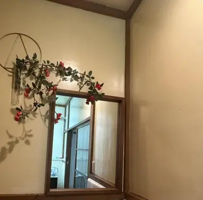 a room with a window with a christmasreath on it at \u6d45\u8349 \u30b9\u30ab\u30a4\u30c4\u30ea\u30fc\u570f10\u5206 \u4ea4\u901a\u81f3\u4fbf \u6d45\u8349\u5bfa\u89b3\u5149 \u53cc\u9b5a\u306e\u5bbf \u6771\u5411\u5cf65 in Tokyo