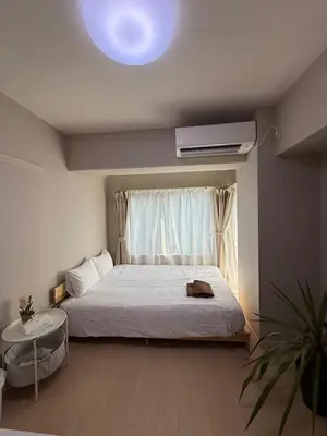 a bedroom with a large bed and a window at \u65e9\u7a3b\u7530\u5927\u5b66\u5f92\u6b653\u5206 \u76f4\u8fbe\u65e5\u672c\u6865\u6c60\u888b\u65b0\u5bbf\u4e0a\u91ce \u5357\u5317\u901a\u900f\u6709\u7535\u68af \u5468\u8fb9\u751f\u6d3b\u4fbf\u5229 in Tokyo