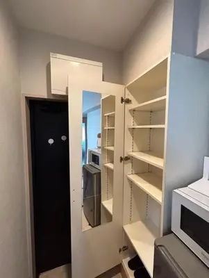 a walk in closet with a black door and shelves at \u65e9\u7a3b\u7530\u5927\u5b66\u5f92\u6b653\u5206 \u76f4\u8fbe\u65e5\u672c\u6865\u6c60\u888b\u65b0\u5bbf\u4e0a\u91ce \u5357\u5317\u901a\u900f\u6709\u7535\u68af \u5468\u8fb9\u751f\u6d3b\u4fbf\u5229 in Tokyo
