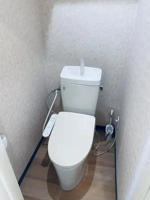 a bathroom with a white toilet in a stall at \u65e9\u7a3b\u7530\u5927\u5b66\u5f92\u6b653\u5206 \u76f4\u8fbe\u65e5\u672c\u6865\u6c60\u888b\u65b0\u5bbf\u4e0a\u91ce \u5357\u5317\u901a\u900f\u6709\u7535\u68af \u5468\u8fb9\u751f\u6d3b\u4fbf\u5229 in Tokyo