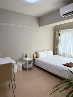a bedroom with a bed and a table and a window at \u65e9\u7a3b\u7530\u5927\u5b66\u5f92\u6b653\u5206 \u76f4\u8fbe\u65e5\u672c\u6865\u6c60\u888b\u65b0\u5bbf\u4e0a\u91ce \u5357\u5317\u901a\u900f\u6709\u7535\u68af \u5468\u8fb9\u751f\u6d3b\u4fbf\u5229 in Tokyo