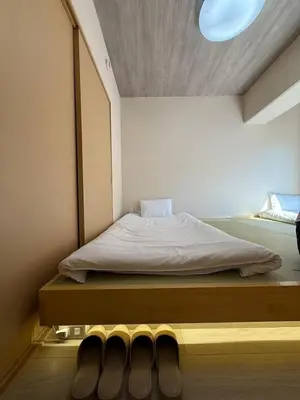 a bed in a room with shoes on the floor at \u65e9\u7a3b\u7530\u5927\u5b66\u5f92\u6b653\u5206 \u76f4\u8fbe\u65e5\u672c\u6865\u6c60\u888b\u65b0\u5bbf\u4e0a\u91ce \u5357\u5317\u901a\u900f\u6709\u7535\u68af \u5468\u8fb9\u751f\u6d3b\u4fbf\u5229 in Tokyo