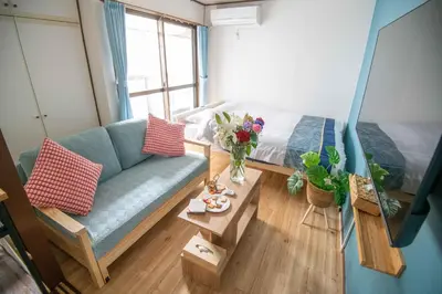 a living room with a couch and a bed at \u6d45\u8349\u307e\u306d\u304d\u5eb5 25\u5e74\u30d5\u30eb\u30ea\u30ce\u30d9 \u5b8c\u5168\u8cb8\u5207 \u6d45\u8349\u99c5\u5f92\u6b6915\u5206 2\u30d9\u30c3\u30c9\u30eb\u30fc\u30e0 6\u4eba 38\u5e73\u7c73 \u4e2d\u9577\u671f\u6ede\u5728\u5927\u6b53\u8fce in Tokyo