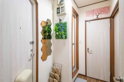 a bathroom with a toilet and plants on the wall at \u6d45\u8349\u307e\u306d\u304d\u5eb5 25\u5e74\u30d5\u30eb\u30ea\u30ce\u30d9 \u5b8c\u5168\u8cb8\u5207 \u6d45\u8349\u99c5\u5f92\u6b6915\u5206 2\u30d9\u30c3\u30c9\u30eb\u30fc\u30e0 6\u4eba 38\u5e73\u7c73 \u4e2d\u9577\u671f\u6ede\u5728\u5927\u6b53\u8fce in Tokyo