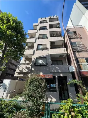 a tall apartment building with a lot of windows at The Waseda Villa \u30f4\u30a3\u30e9\u65e9\u7a32\u7530 in Tokyo