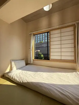 a bed in a room with a window at The Waseda Villa \u30f4\u30a3\u30e9\u65e9\u7a32\u7530 in Tokyo