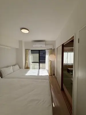 a bedroom with a large bed and a window at The Waseda Villa \u30f4\u30a3\u30e9\u65e9\u7a32\u7530 in Tokyo