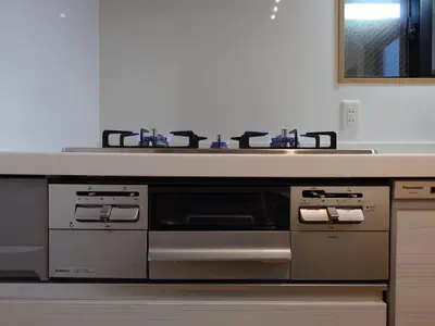 a kitchen with a stove and a sink at \u51dc\u68ee Rinmori - \u6700\u59277\u540d\u5bbf\u6cca\u53ef - \u6771\u4eac\u30b9\u30ab\u30a4\u30c4\u30ea\u30fc\u307e\u3067\u5f92\u6b69\u570f\u5185 in Tokyo