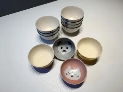a group of four cups and bowls with cats on them at \u51dc\u68ee Rinmori - \u6700\u59277\u540d\u5bbf\u6cca\u53ef - \u6771\u4eac\u30b9\u30ab\u30a4\u30c4\u30ea\u30fc\u307e\u3067\u5f92\u6b69\u570f\u5185 in Tokyo
