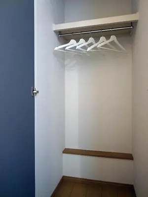 a room with a closet with white shoes in it at \u51dc\u68ee Rinmori - \u6700\u59277\u540d\u5bbf\u6cca\u53ef - \u6771\u4eac\u30b9\u30ab\u30a4\u30c4\u30ea\u30fc\u307e\u3067\u5f92\u6b69\u570f\u5185 in Tokyo