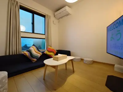 a living room with a couch and a tv at \u51dc\u68ee Rinmori - \u6700\u59277\u540d\u5bbf\u6cca\u53ef - \u6771\u4eac\u30b9\u30ab\u30a4\u30c4\u30ea\u30fc\u307e\u3067\u5f92\u6b69\u570f\u5185 in Tokyo