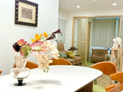 a vase of flowers on a table in a living room at Yt \u30af\u30ea\u30b9\u30bf\u30eb\u4e09\u7b4b in Tokyo