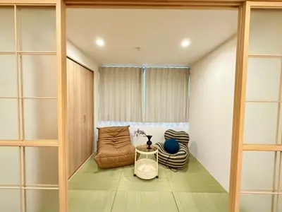 a living room with a chair and a table at Yt \u30af\u30ea\u30b9\u30bf\u30eb\u4e09\u7b4b in Tokyo