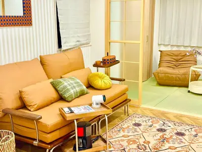 a living room with a couch and a table at Yt \u30af\u30ea\u30b9\u30bf\u30eb\u4e09\u7b4b in Tokyo