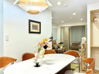 a dining room with a white table and chairs at Yt \u30af\u30ea\u30b9\u30bf\u30eb\u4e09\u7b4b in Tokyo