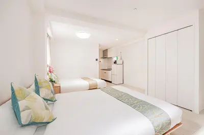 a bedroom with two beds and a kitchen at JR\u5c71\u624b\u7dda\u5f92\u6b69\u4e94\u5206 ZAITO TOKYO NEST Hotel in Tokyo