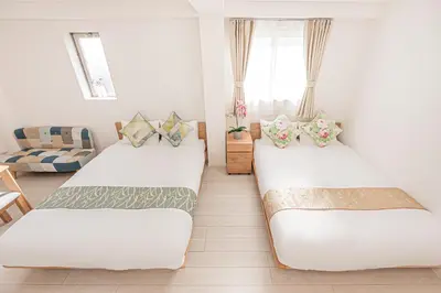 a room with two beds and a couch at JR\u5c71\u624b\u7dda\u5f92\u6b69\u4e94\u5206 ZAITO TOKYO NEST Hotel in Tokyo