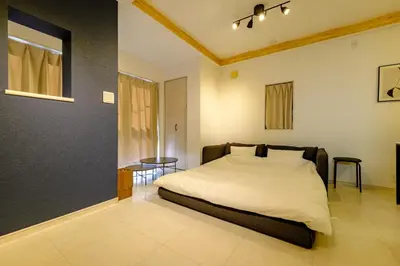 a bedroom with a large bed in a room at Stellar inn - \u65e9\u7a32\u7530\u99c5\u304b\u3089\u5f92\u6b693\u5206- \u6700\u59277\u540d\u5bbf\u6cca\u53ef in Tokyo