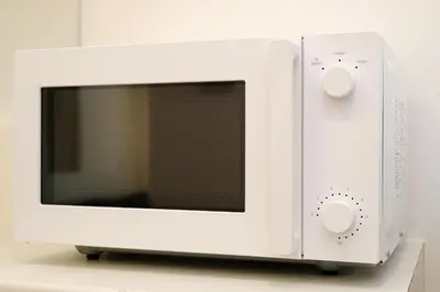 a white microwave oven sitting on top of a counter at Stellar inn - \u65e9\u7a32\u7530\u99c5\u304b\u3089\u5f92\u6b693\u5206- \u6700\u59277\u540d\u5bbf\u6cca\u53ef in Tokyo
