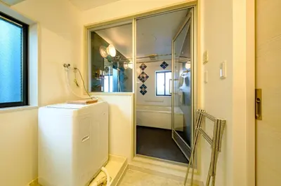 a bathroom with a shower and a washer and dryer at Stellar inn - \u65e9\u7a32\u7530\u99c5\u304b\u3089\u5f92\u6b693\u5206- \u6700\u59277\u540d\u5bbf\u6cca\u53ef in Tokyo