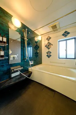 a bathroom with a bath tub and a window at Stellar inn - \u65e9\u7a32\u7530\u99c5\u304b\u3089\u5f92\u6b693\u5206- \u6700\u59277\u540d\u5bbf\u6cca\u53ef in Tokyo