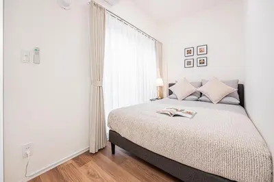 a bedroom with a bed and a window at \u897f\u6b66\u65b0\u5bbf\u7dda\u5f92\u6b69\u4e09\u5206 ZAITO Shimoochiai Stay in Tokyo