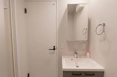 a white bathroom with a sink and a mirror at \u6d45\u8349\u99c5\u5f92\u6b69\u570f \u4ea4\u901a\u81f3\u4fbf \u6d45\u8349\u5bfa\u96f7\u9580\u8fd1\u304f \u89b3\u5149 \u30b7\u30e7\u30c3\u30d4\u30f3\u30b0 \u30b0\u30eb\u30e1\u62e0\u70b9 Qs in Tokyo