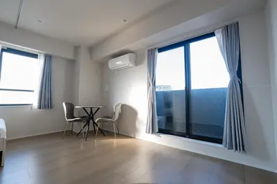 a room with a table and chairs and large windows at \u6d45\u8349\u99c5\u5f92\u6b69\u570f \u4ea4\u901a\u81f3\u4fbf \u6d45\u8349\u5bfa\u96f7\u9580\u8fd1\u304f \u89b3\u5149 \u30b7\u30e7\u30c3\u30d4\u30f3\u30b0 \u30b0\u30eb\u30e1\u62e0\u70b9 Qs in Tokyo