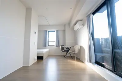 a room with a table and chairs and a window at \u6d45\u8349\u99c5\u5f92\u6b69\u570f \u4ea4\u901a\u81f3\u4fbf \u6d45\u8349\u5bfa\u96f7\u9580\u8fd1\u304f \u89b3\u5149 \u30b7\u30e7\u30c3\u30d4\u30f3\u30b0 \u30b0\u30eb\u30e1\u62e0\u70b9 Qs in Tokyo