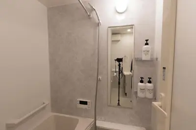 a bathroom with a shower with a mirror and a sink at \u6d45\u8349\u99c5\u5f92\u6b69\u570f \u4ea4\u901a\u81f3\u4fbf \u6d45\u8349\u5bfa\u96f7\u9580\u8fd1\u304f \u89b3\u5149 \u30b7\u30e7\u30c3\u30d4\u30f3\u30b0 \u30b0\u30eb\u30e1\u62e0\u70b9 Qs in Tokyo