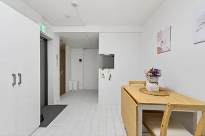 a room with a table with a vase on it at \u30b3\u30d5\u30ec\u9ad8\u7530\u99ac\u5834102 in Tokyo