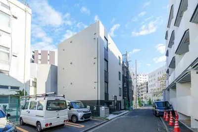 a white van parked on the side of a street at \u30b3\u30d5\u30ec\u9ad8\u7530\u99ac\u5834102 in Tokyo