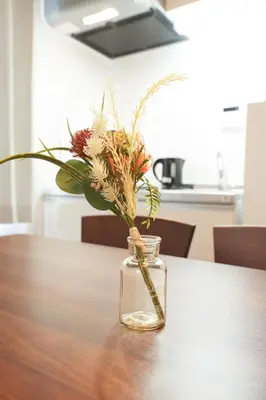 a glass jar with flowers in it on a table at \u30b0\u30e9\u30f3\u30b7\u30e3\u30ea\u30aa\u7acb\u82b1 in Tokyo